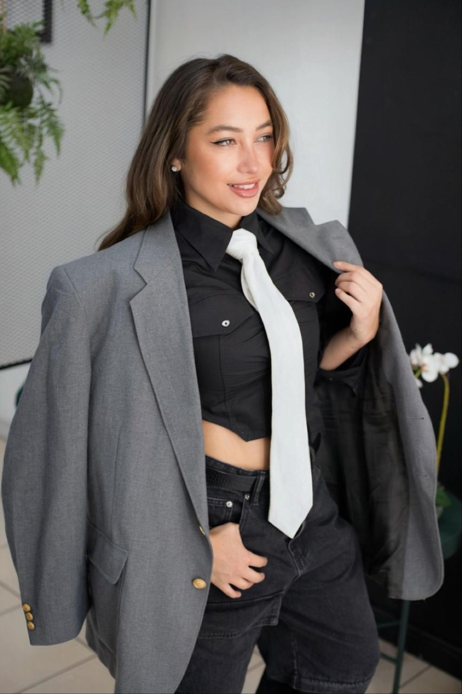 Look de estudio con blazer y corbata